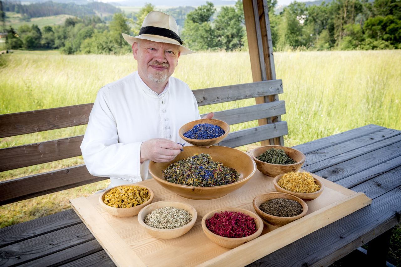 Sakrale Kultur im Pfarrhof Herrenhaus Niedersulz, Kräuterpfarrer Benedikt